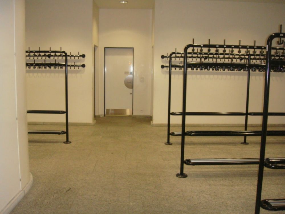 KO2-F, Schliessfächer/Garderobe: Die Garderoben befinden sich neben dem Hauptlift - aus dem Lift kommend wenige Meter links.