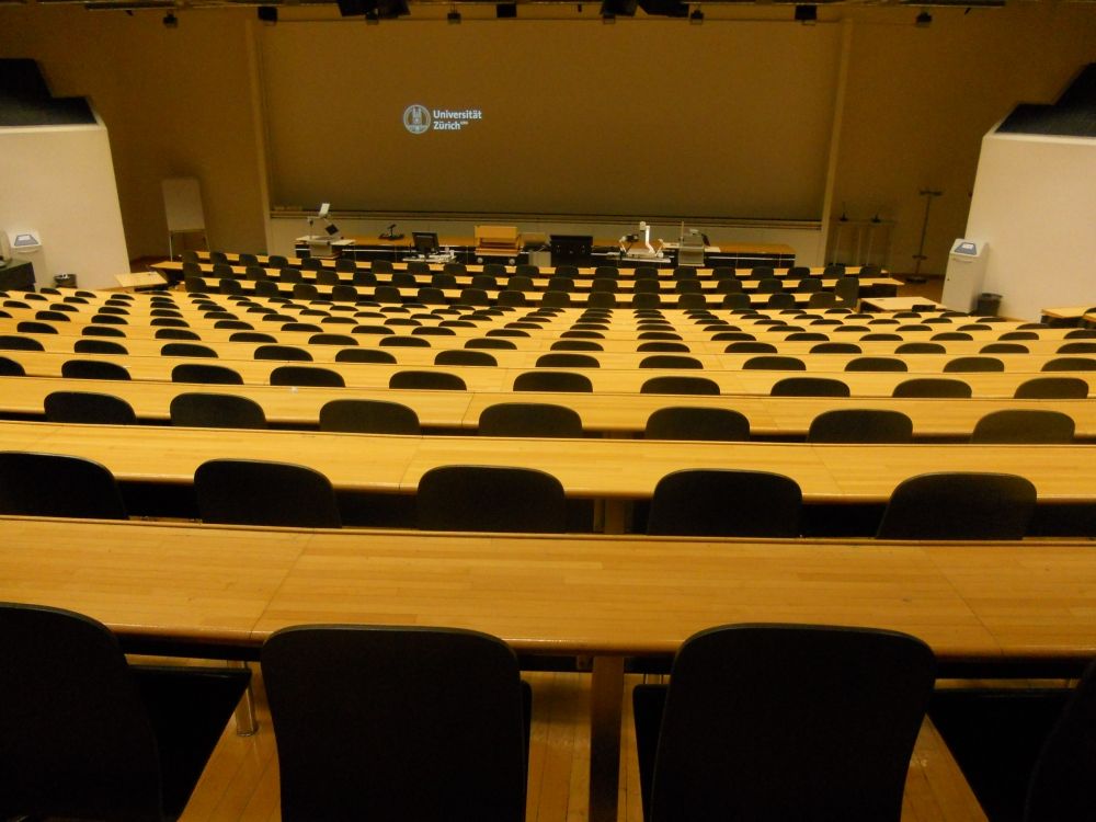 Hörsaal KO2-F-180: Gesamtansicht in Richtung Wandtafel.