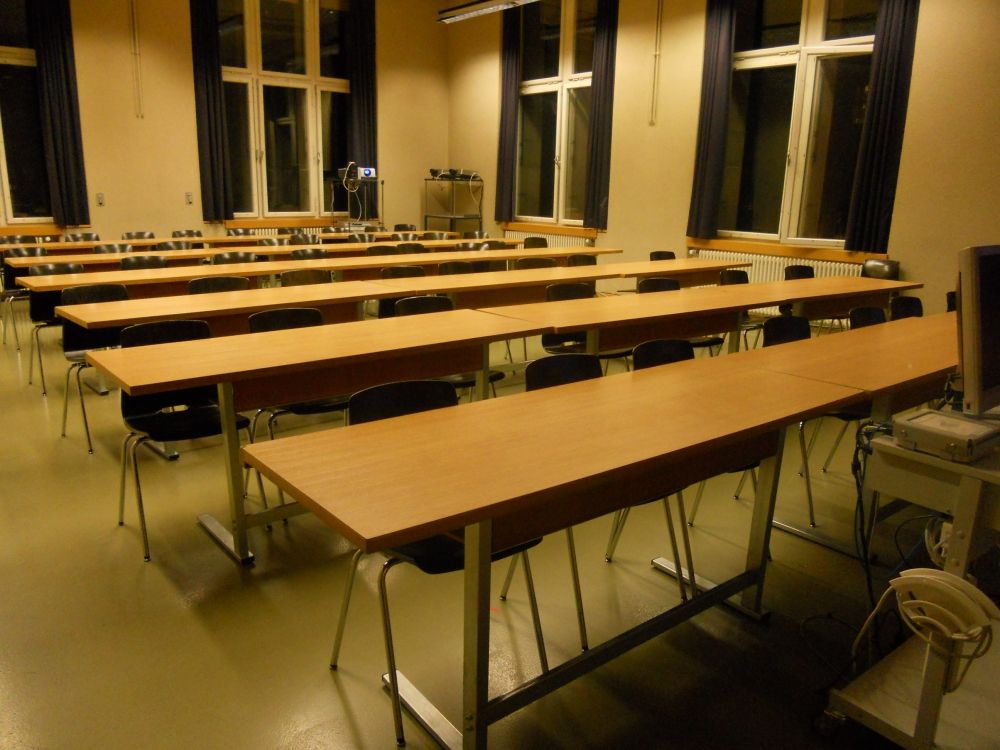 Seminarraum KO2-F-153: Gesamtansicht nach hinten.