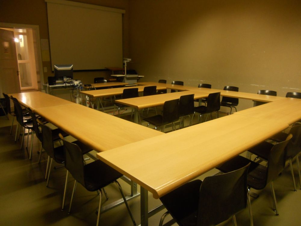 Seminarraum KO2-F-155: Gesamtansicht in Richtung Wandtafel.