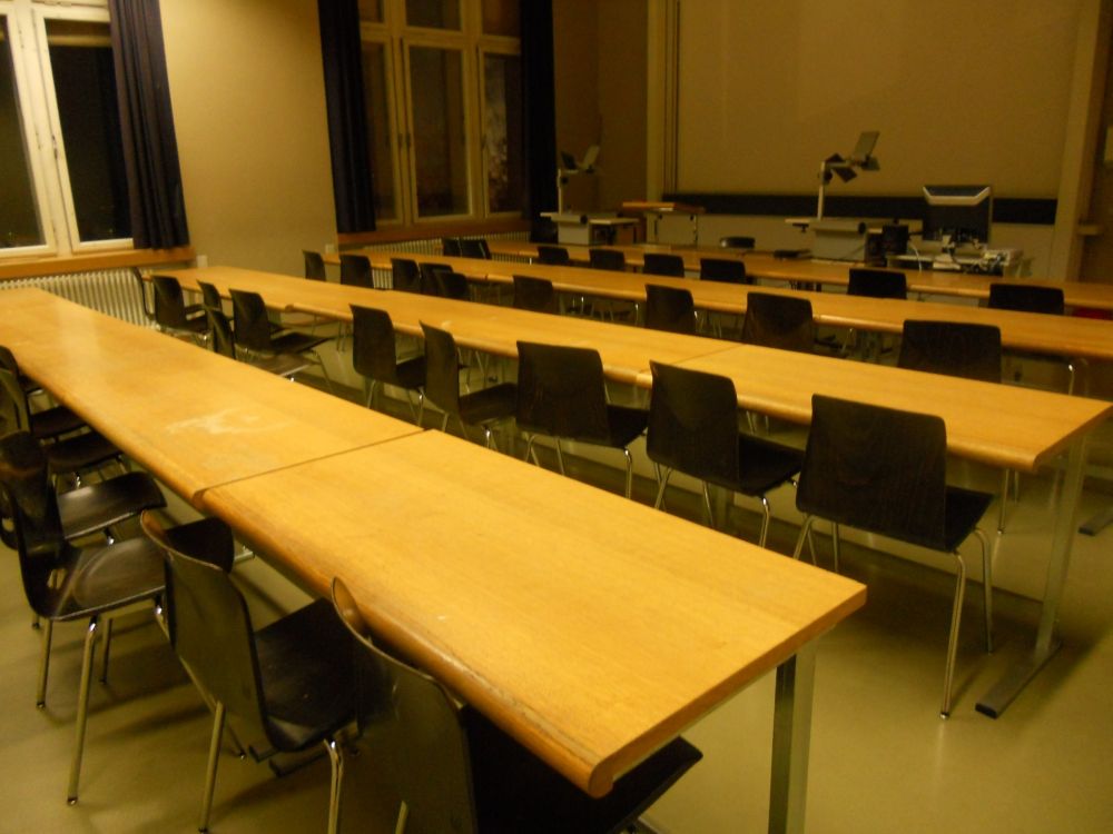 Seminarraum KO2-F-172: Gesamtansicht in Richtung Wandtafel.
