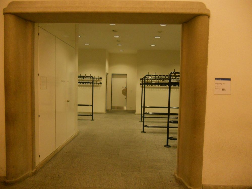 WC-Anlage KO2-F-178: Zugang zu den WC-Anlagen in der Nähe des Lifts.