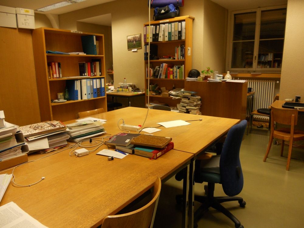 Arbeitsraum für Studierende KO2-G-273: Arbeitsplätze im hinteren Bereich.