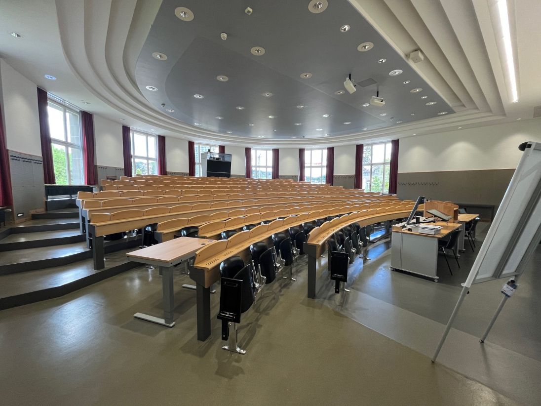 Hörsaal KOL-F-101: Ansicht auf den Saal von der linken Eingangstür aus.