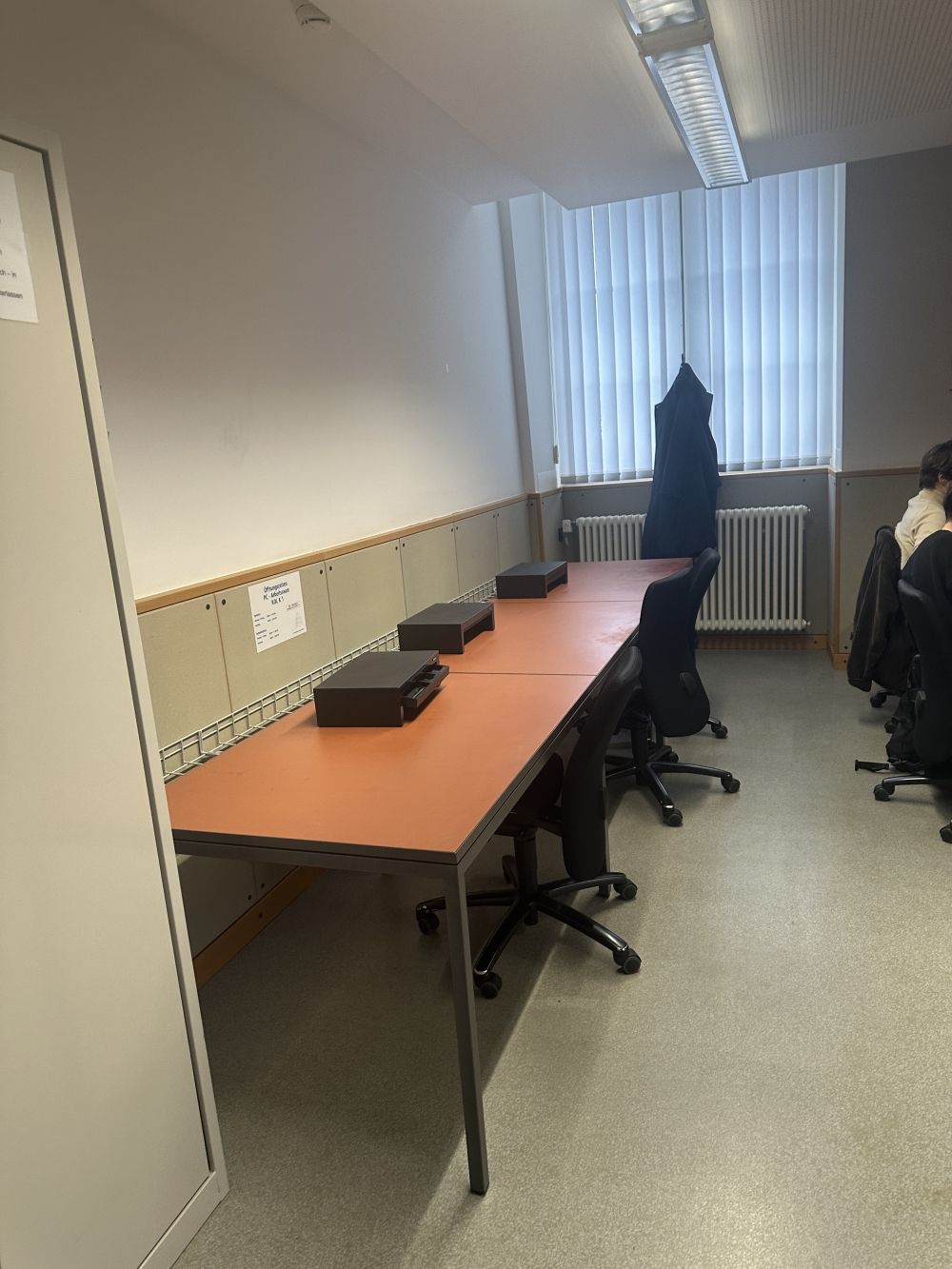 Arbeitsraum für Studierende KOL-K-1: Sicht von der Türe aus in den Raum hinein.