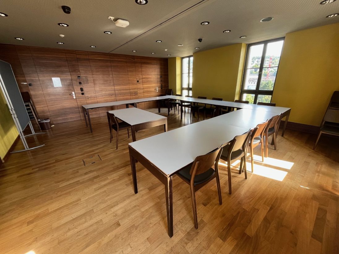 Seminarraum KOL-N-1: Ansicht zur Eingangstür hin. Die Eingangstür befindet sich links im Bild.