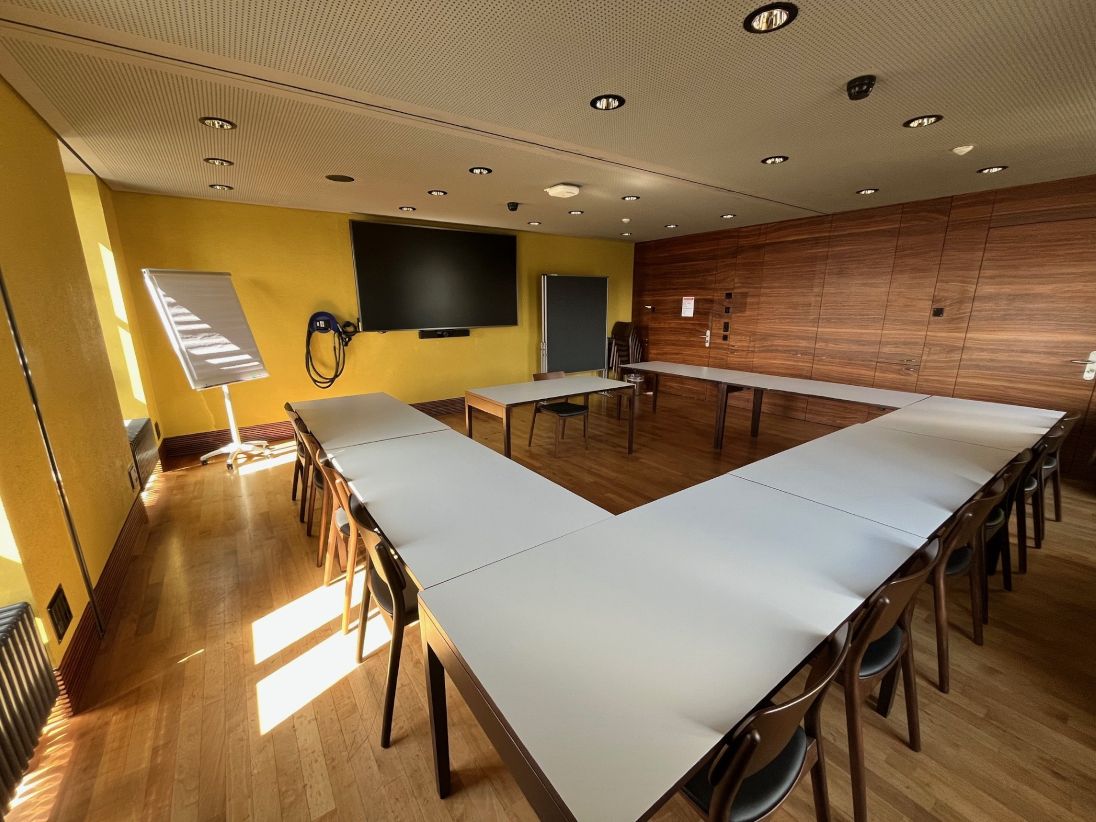 Seminarraum KOL-N-1: Ansicht quer durch den Raum zur Eingangstüre