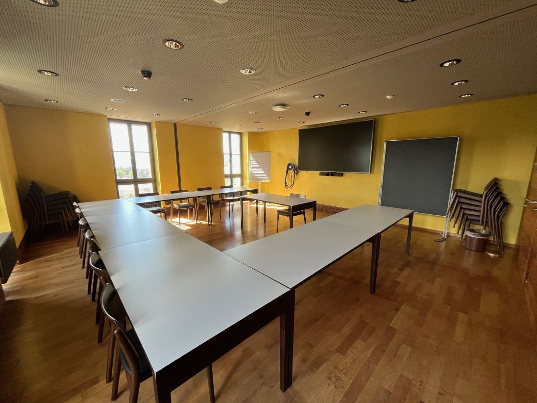 Seminarraum KOL-N-1: Ansicht schräg in den Raum hinein