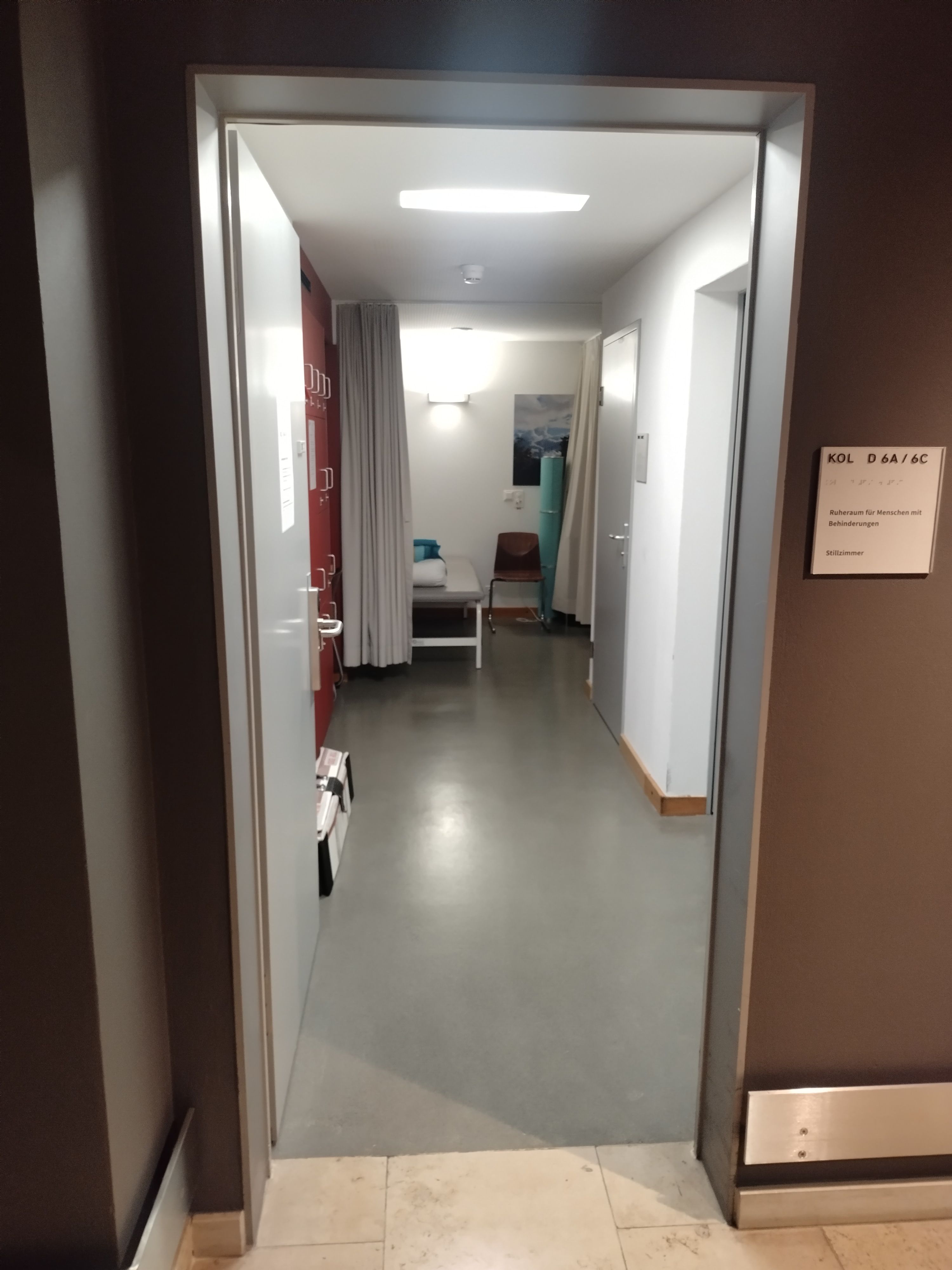 Zugang zum Stillzimmer (KOL-D-6c) über den Gang des Ruheraums (KOL-D-6a). Das Stillzimmer befindet sich rechts, zweite Türe.