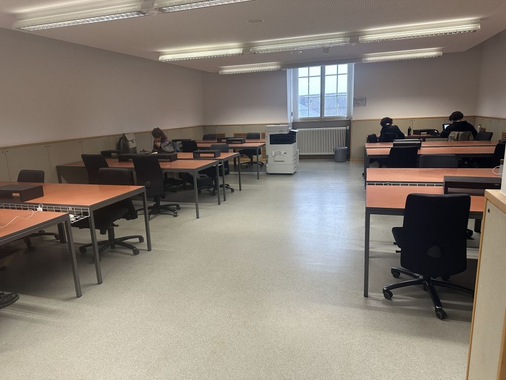 Arbeitsraum für Studierende KOL-K-1: Innenansicht des Raumes inkl. Blick auf das Druck-/Kopiergerät.