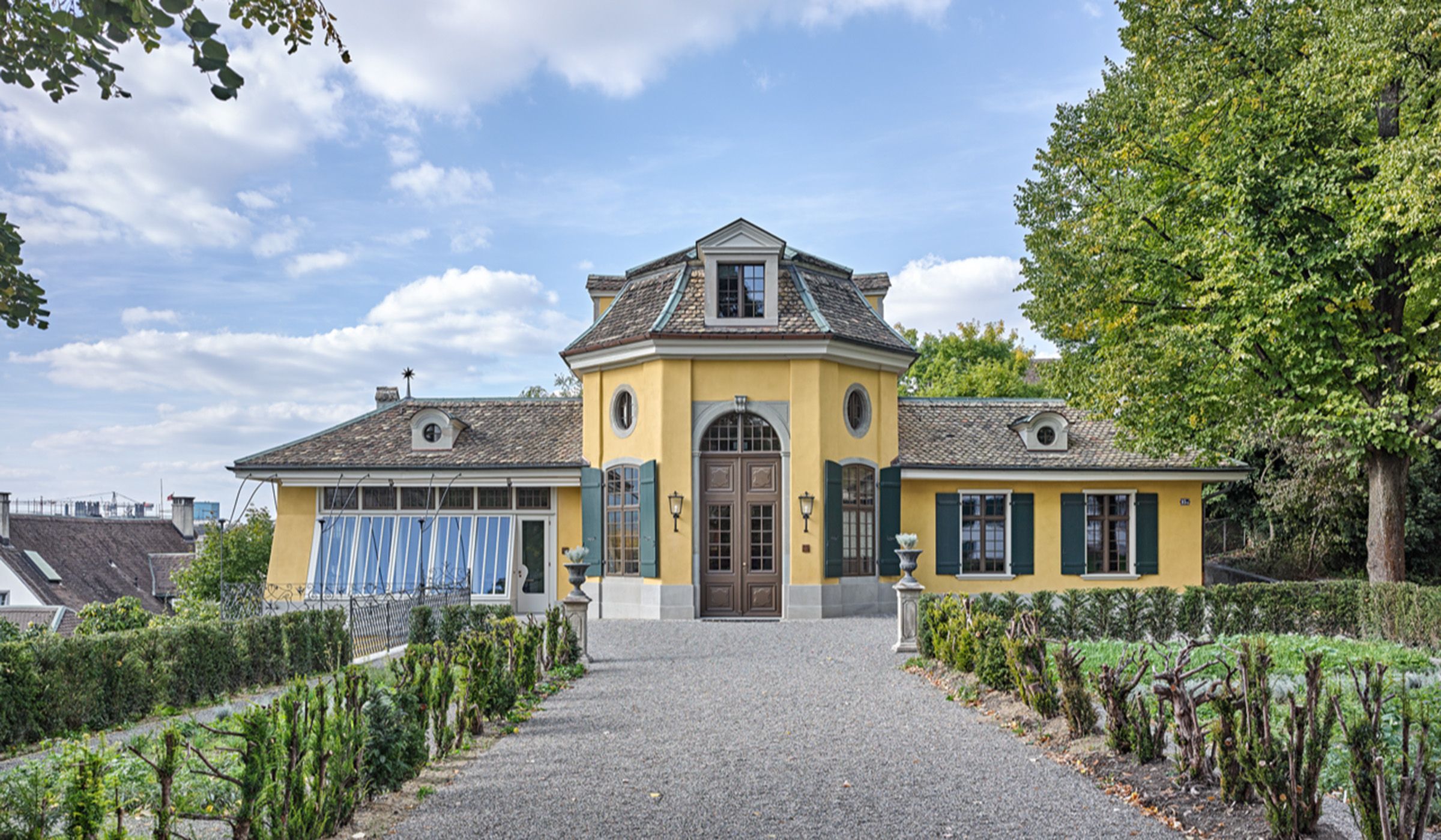 Gebäude KUM: Bild des Gebäudes von aussen im Sommer.