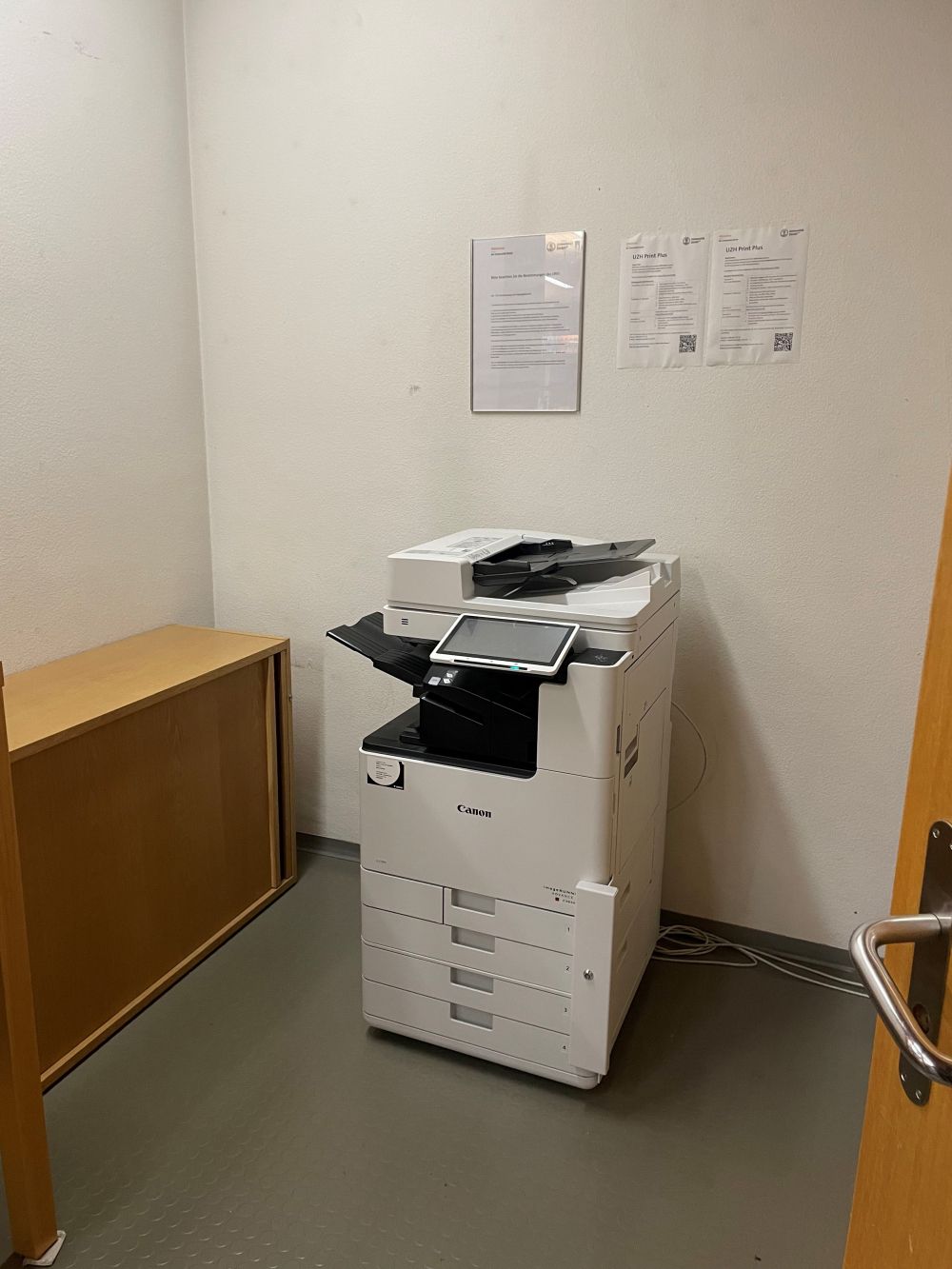 Kopierraum Y63-F-04: Der Kopierraum von der Türe aus.