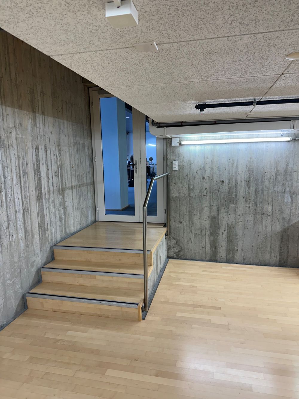 Kopierraum Y15-H-85: Sicht auf den Eingangsbereich mit Stufen.