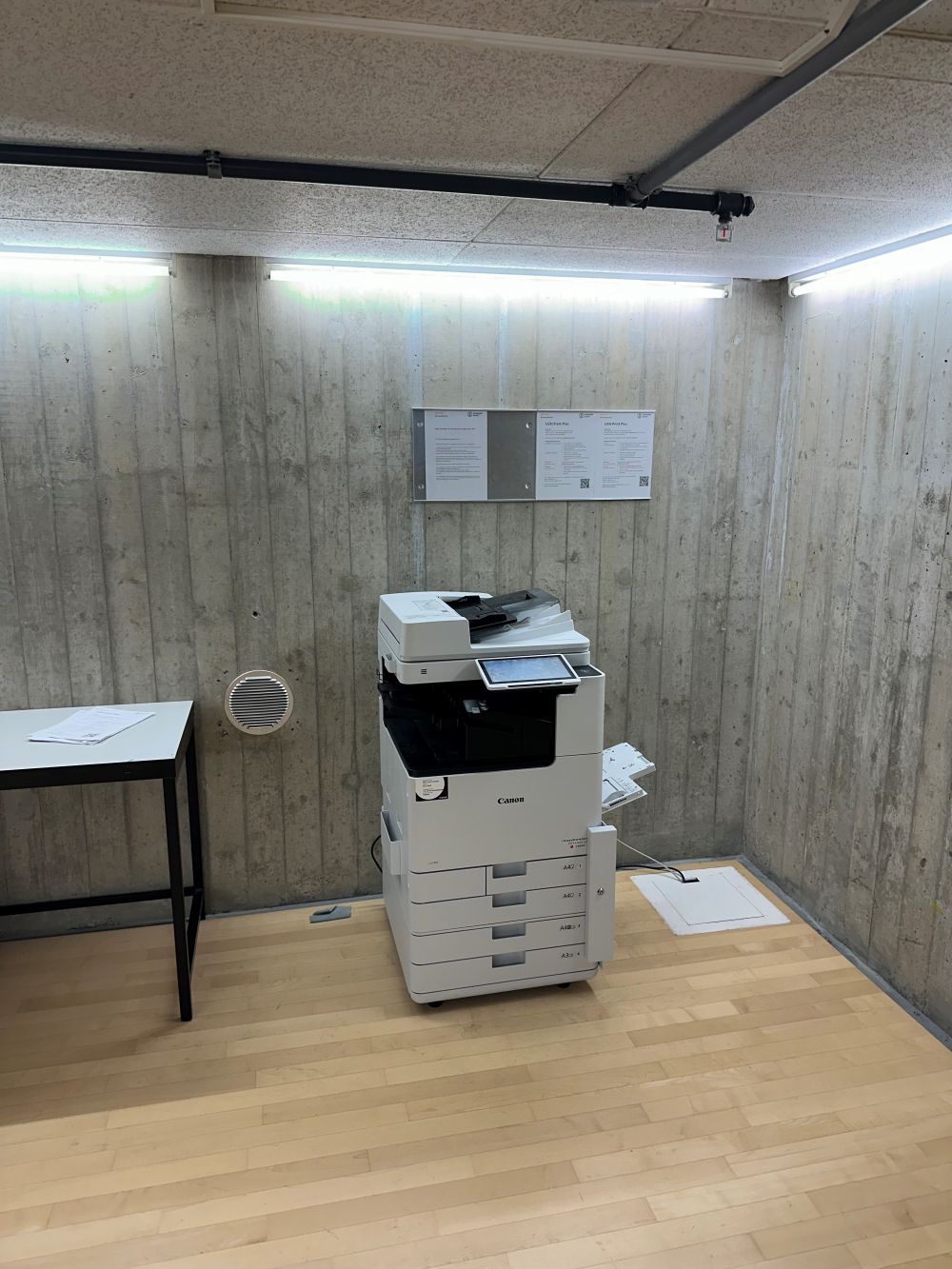 Kopierraum Y15-H-85: Sicht in den Kopierraum von Treppen her.