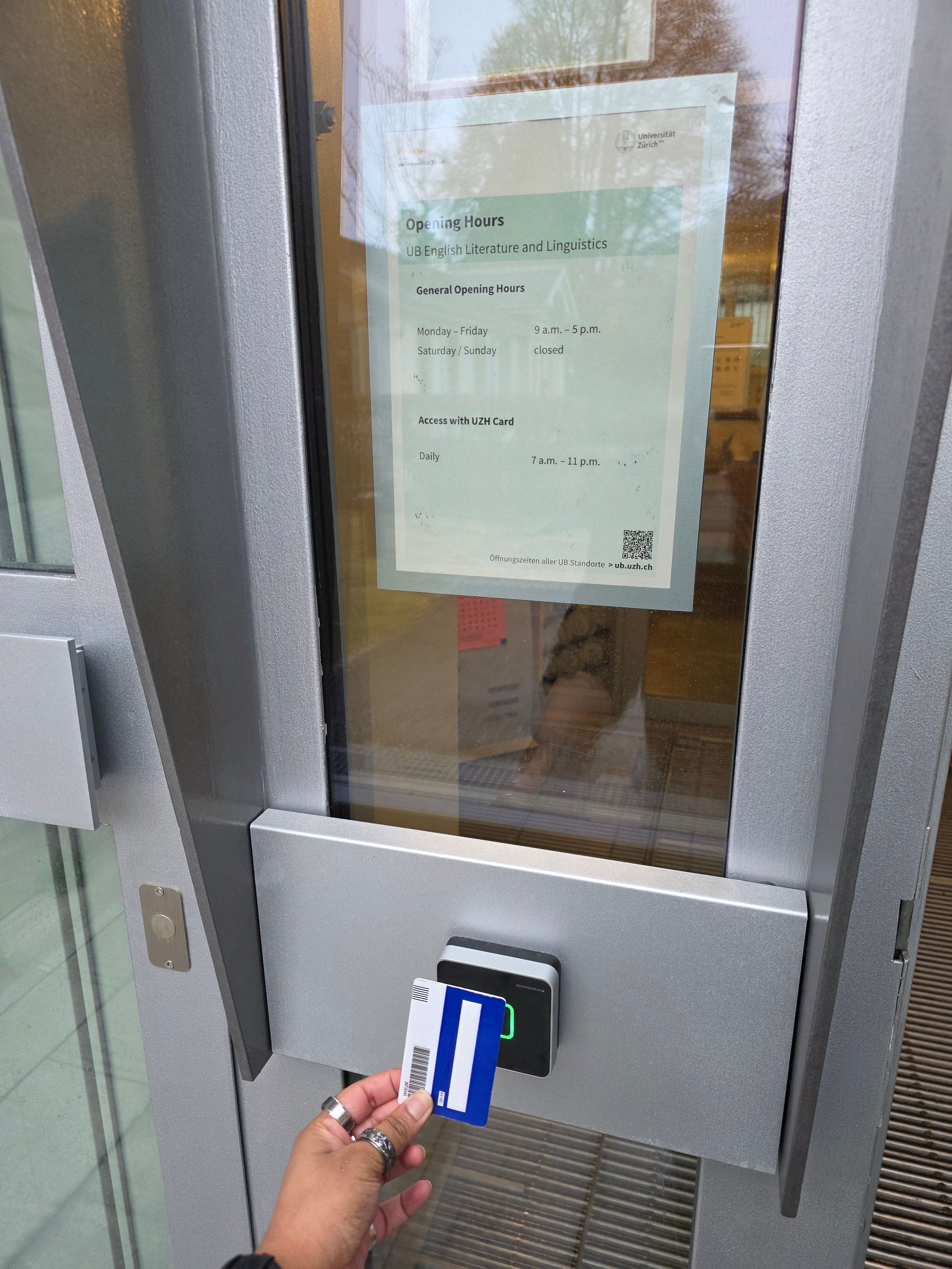 PET Bibliothek: Der stufenlose Eingang, der zur Bibliothek führt, muss ausserhalb der regulären Öffnungszeiten mit der Legi/UZH card geöffnet werden.