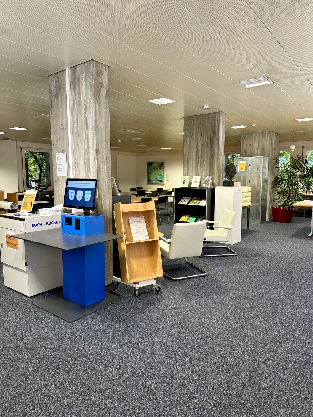 BOT-M1, Bibliothek: Lesesaal mit Selbstausleihstation und Lernplätzen.