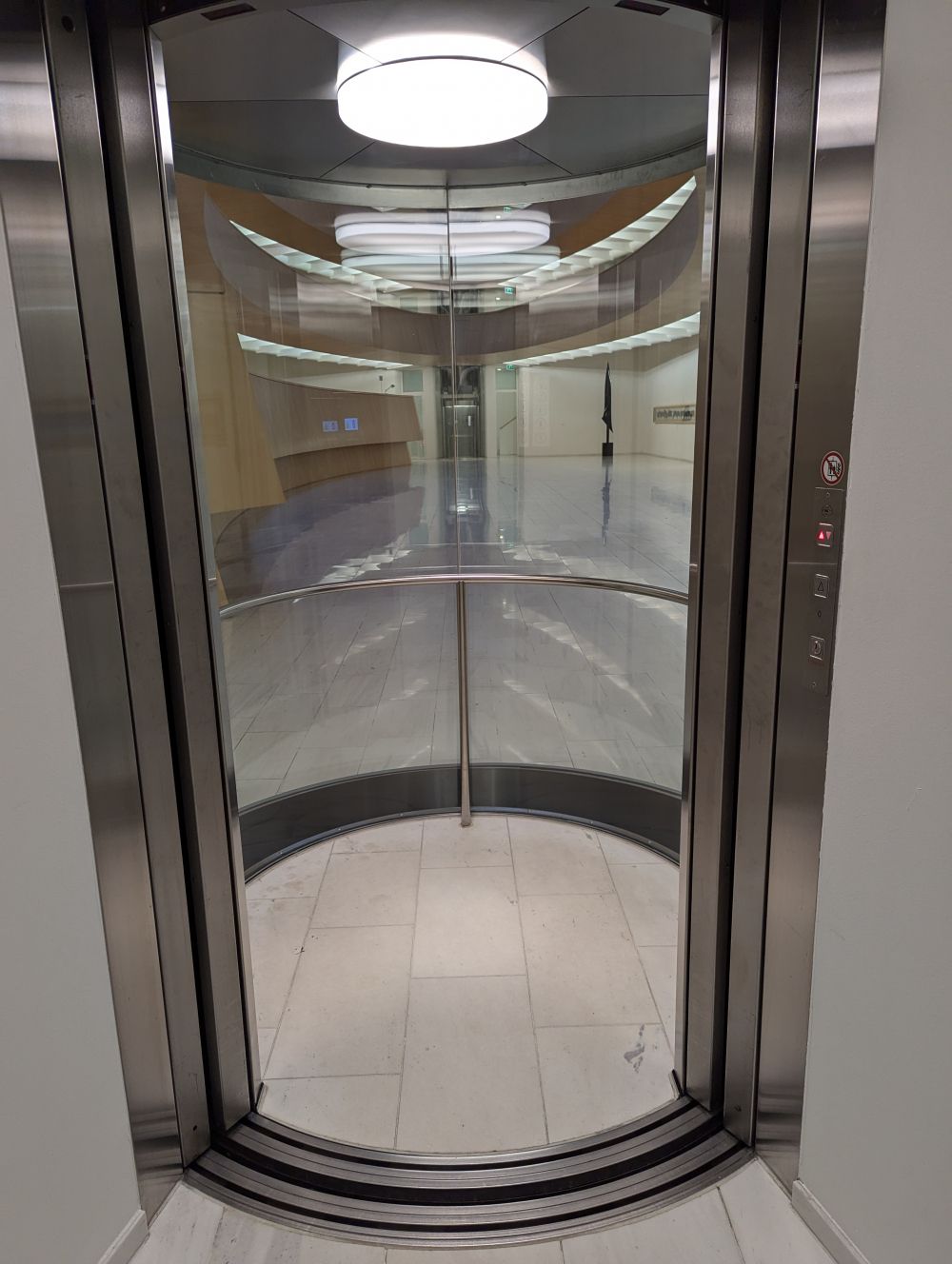 RAI-BIB, Lift 2, links (Südseite).: Innenansicht des Lifts.