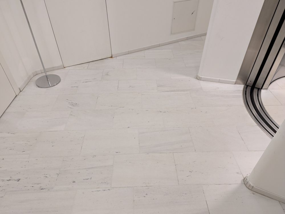 RAI-BIB, Lift 2, links (Südseite).: Platz vor dem Lift.