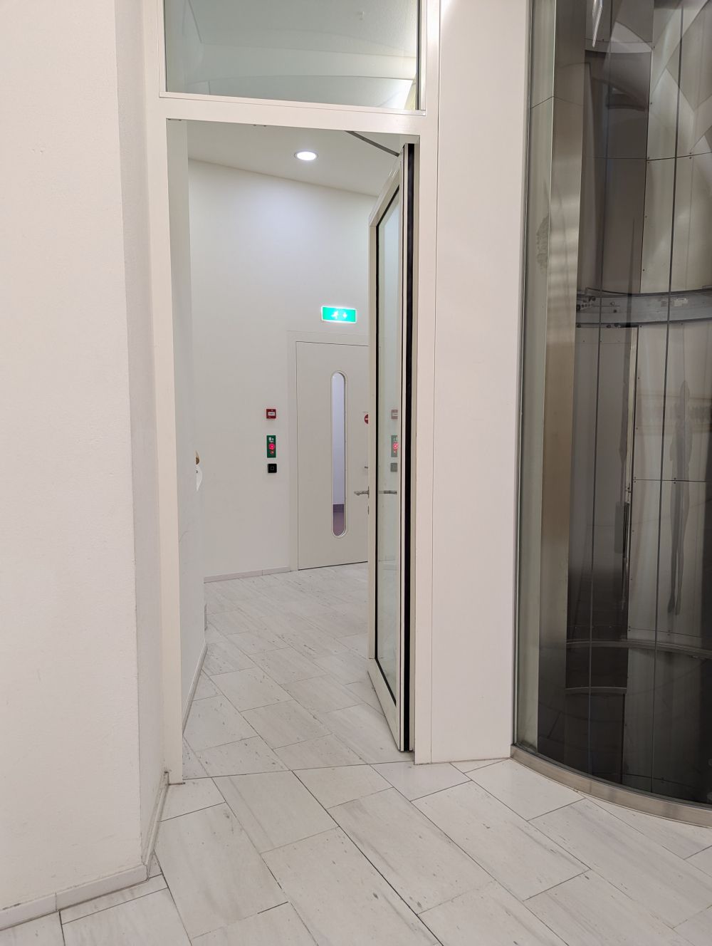 RAI-BIB, Lift 2, links (Südseite).: Offenstehende Tür, die passiert werden muss, um zum Lift zu gelangen.