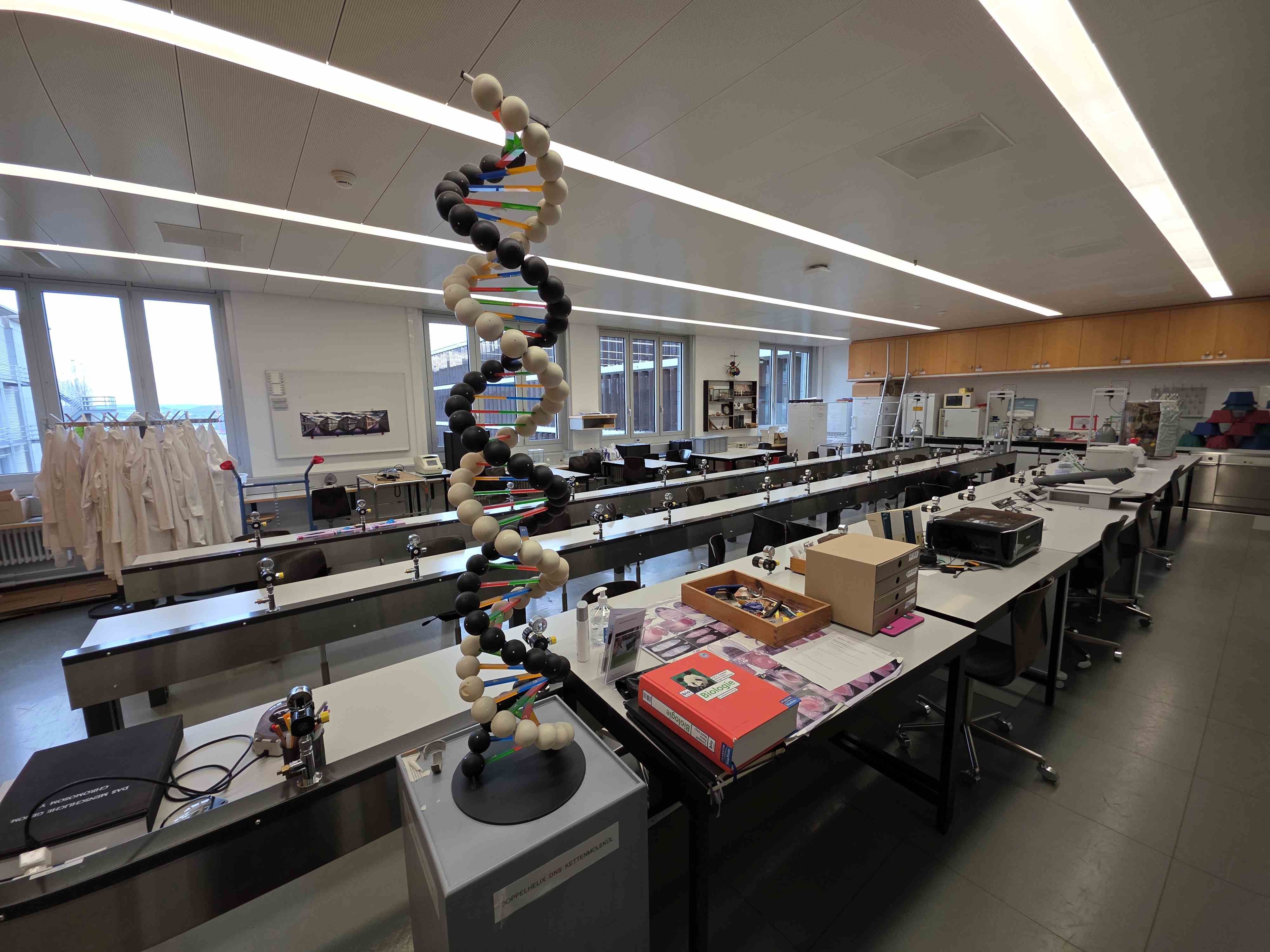 Labor Y17-L-05: Blick auf das Zimmer vom linken Eingang aus.