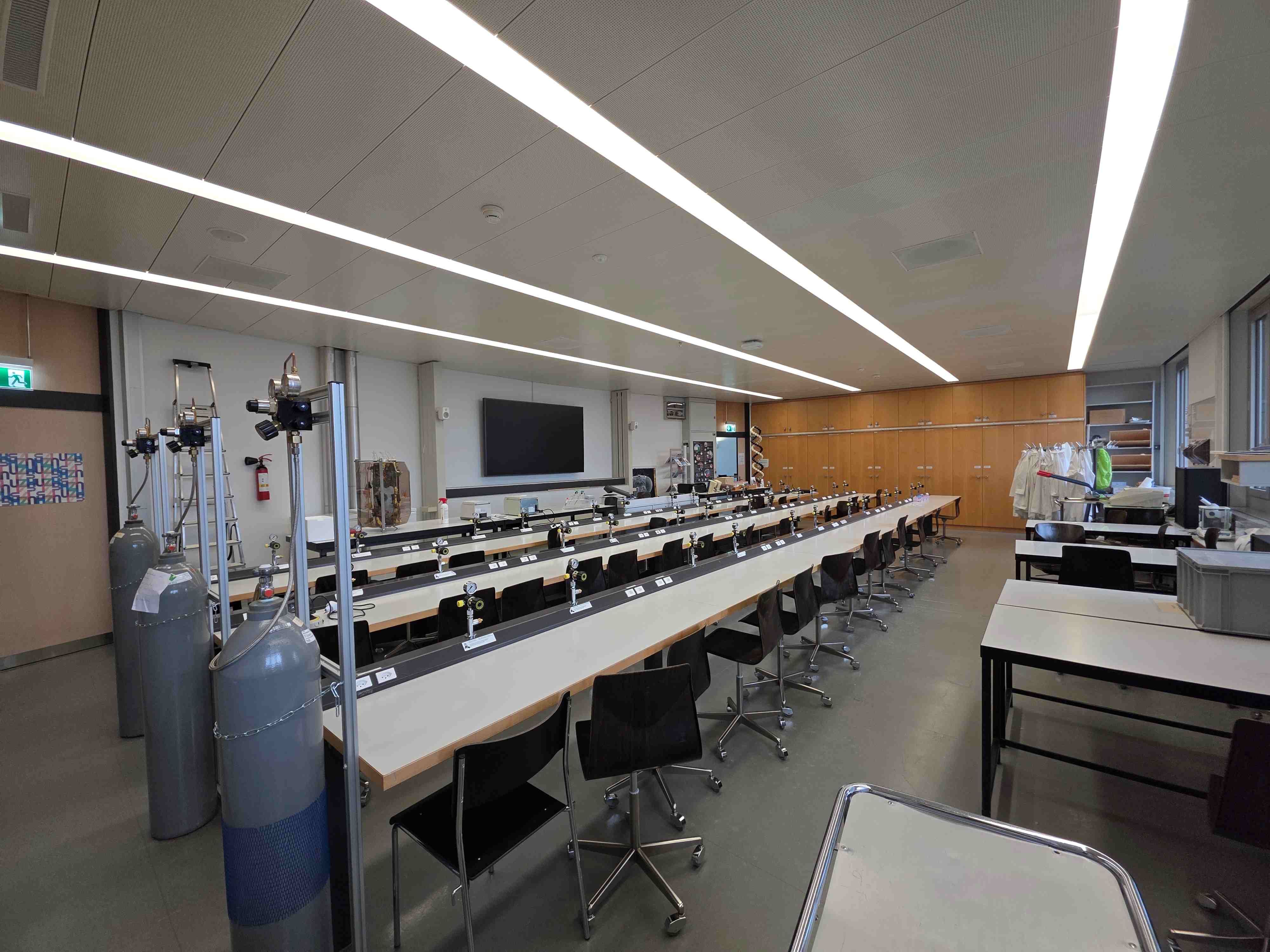 Labor Y17-L-05: Blick auf den Raum von der linken Zimmerecke aus in Richtung der Tafel.