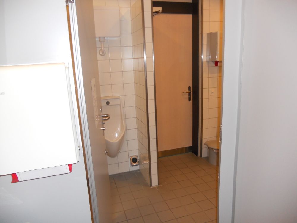 Rollstuhl-WC Y17-L-14B: Sicht von barriererfreien Toilette zum Ausgang.