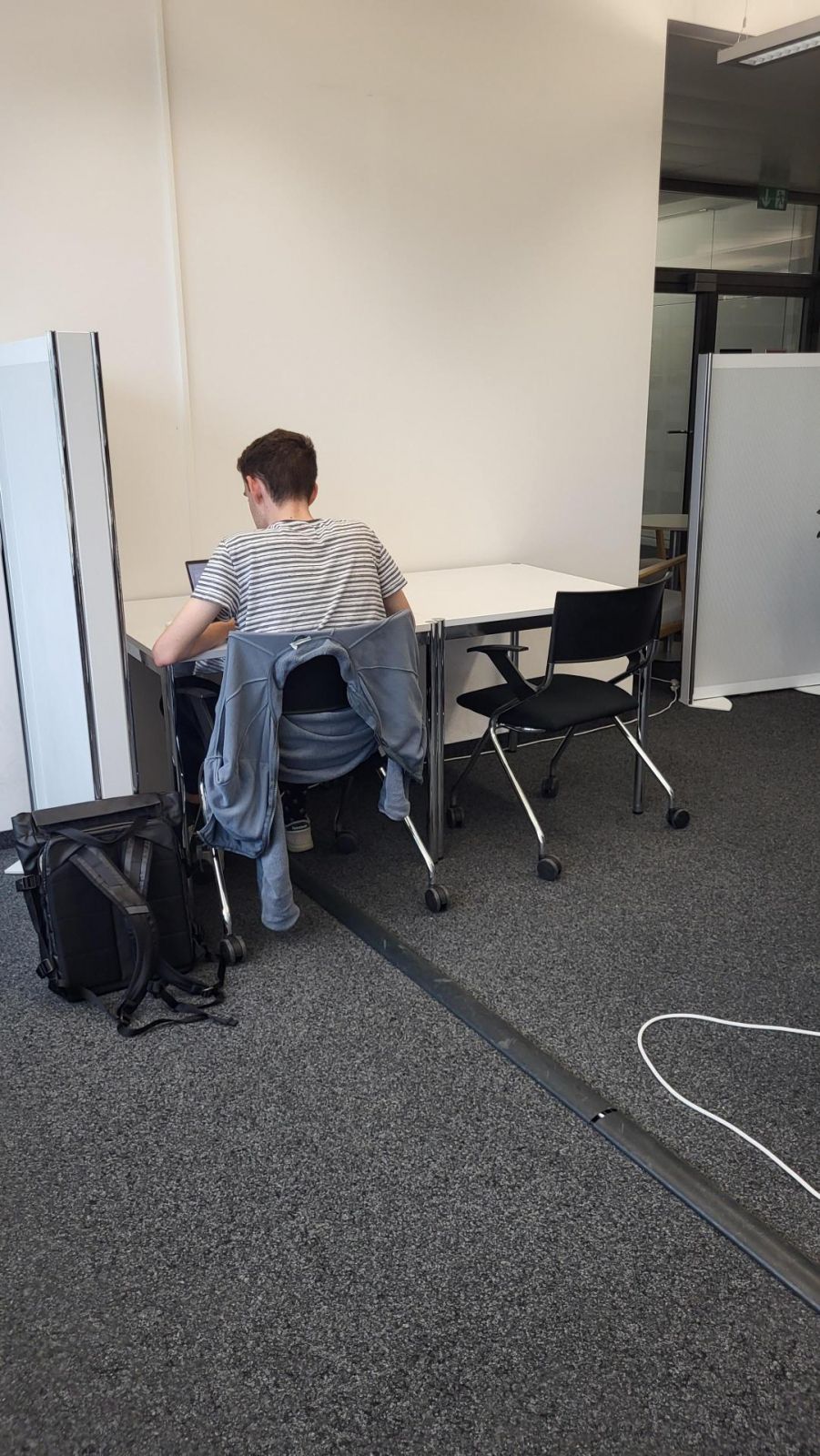 AND-5, Bibliothek: Einzelarbeitsplätze.