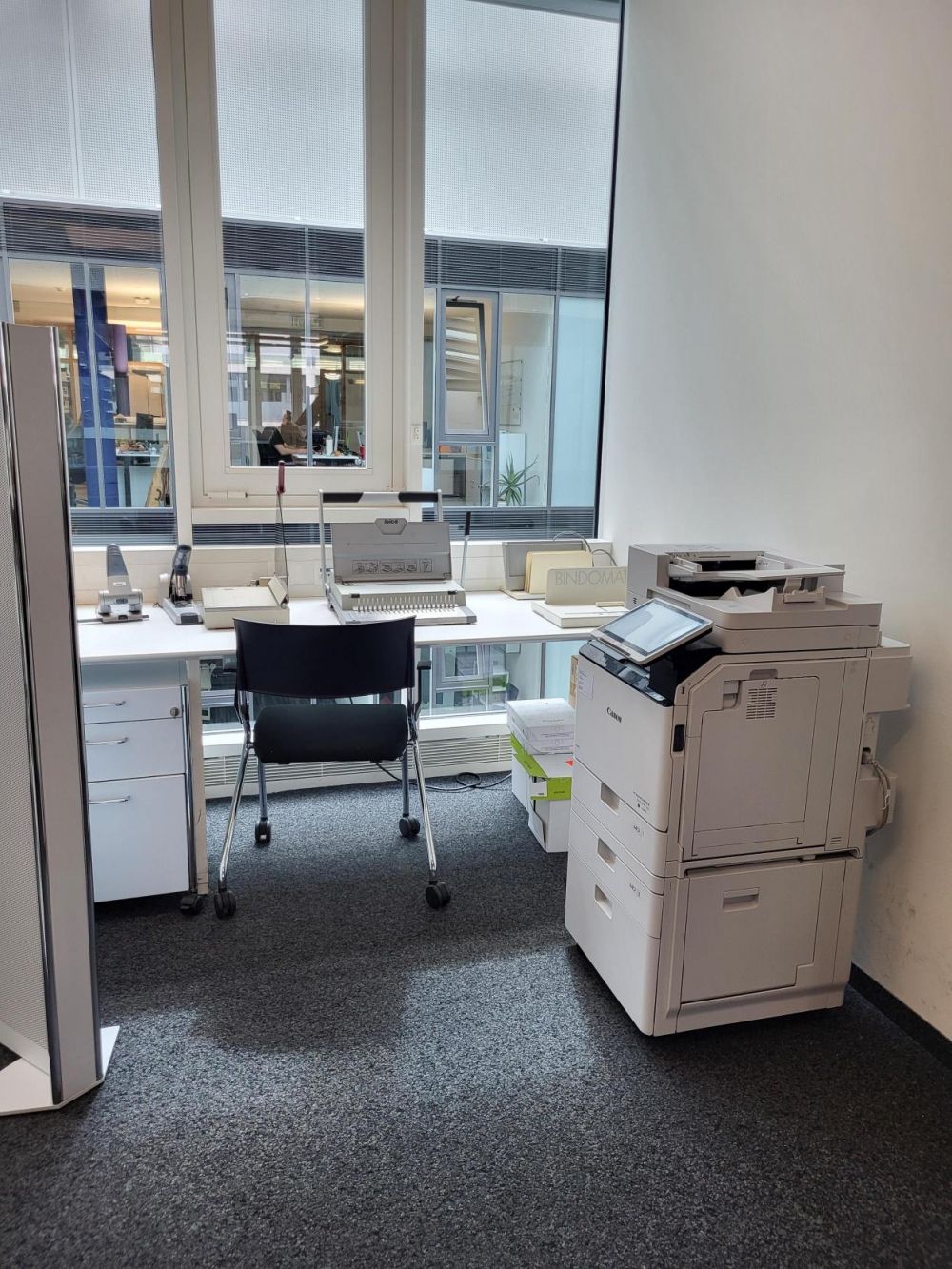 AND-5, Bibliothek: UZH Print Plus Gerät an der rechten Fensterfront (mit Rücken zum Eingang)
