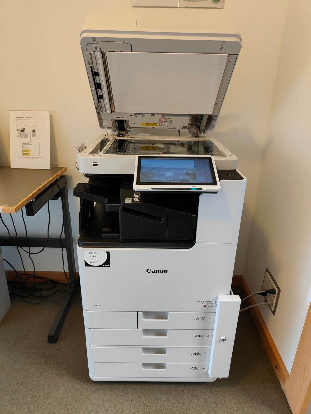 Kopierraum KOL-H-302b: UZH Print Plus: Multifunktionsgeraet fuer Kopie, Scan oder Druck. Der Tisch links ist hoehenverstellbar und mit Bostitch/Hefter und Schneidemaschine ausgeruestet.