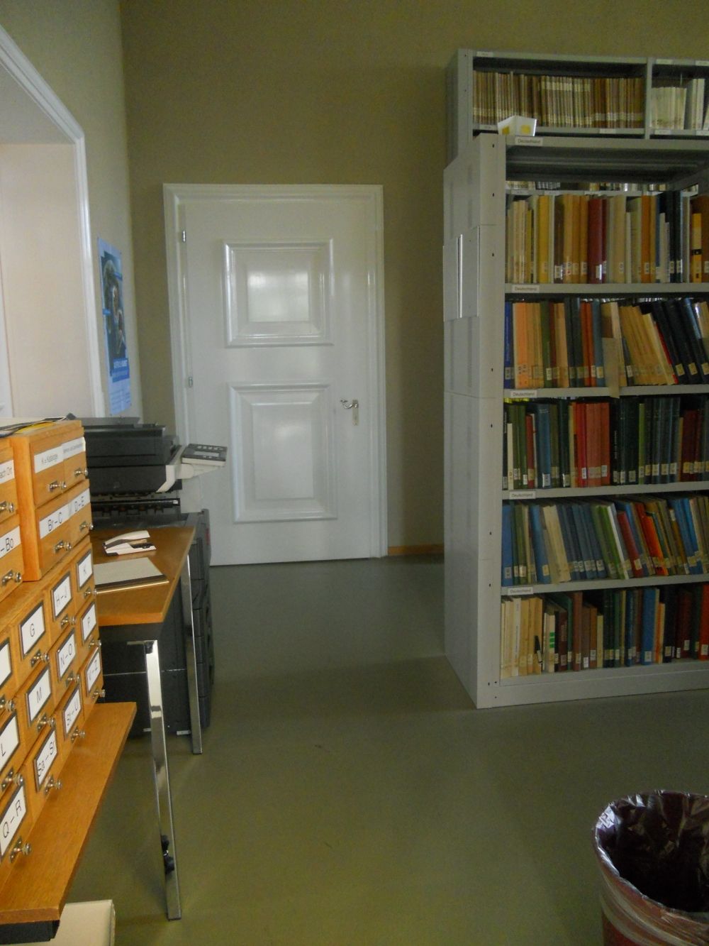 KO2-F, Bibliothek: Eingang zu KO2-F-163 der Bibliothek.