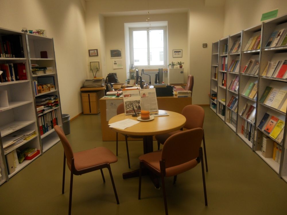 Büro KO2-G-283: Der Innenraum des Büros in Richtung Fenster, von der Eingangstüre aus.