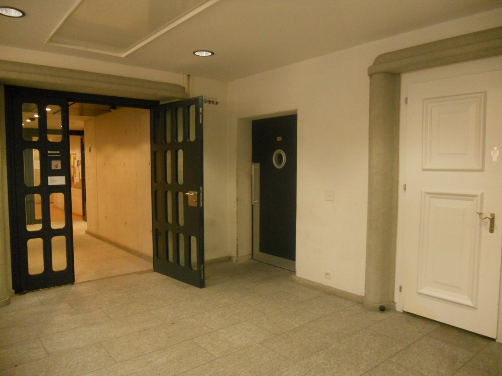 KO2, Stockwerk H: Der Eingang zur Bibliothek Historisches Seminar befindet sich direkt neben dem Haupt-Lift.