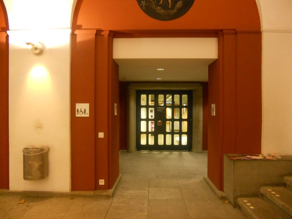 KO2, Stockwerk E: Standort WC- Anlagen (nach dem Passieren des roten Bogens): Das Rollstuhl- WC (rechts), Damen-WC (links), Herren-WC (rechts).