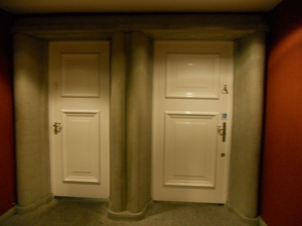 Rollstuhl-WC KO2-E-59: Das Rollstuhl-WC befindet sich rechts neben dem Herren- WC.