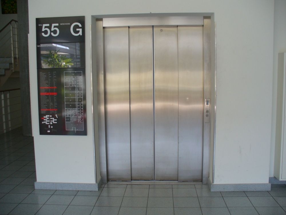 Y55, Warenlift: Sicht auf die Liftfront.