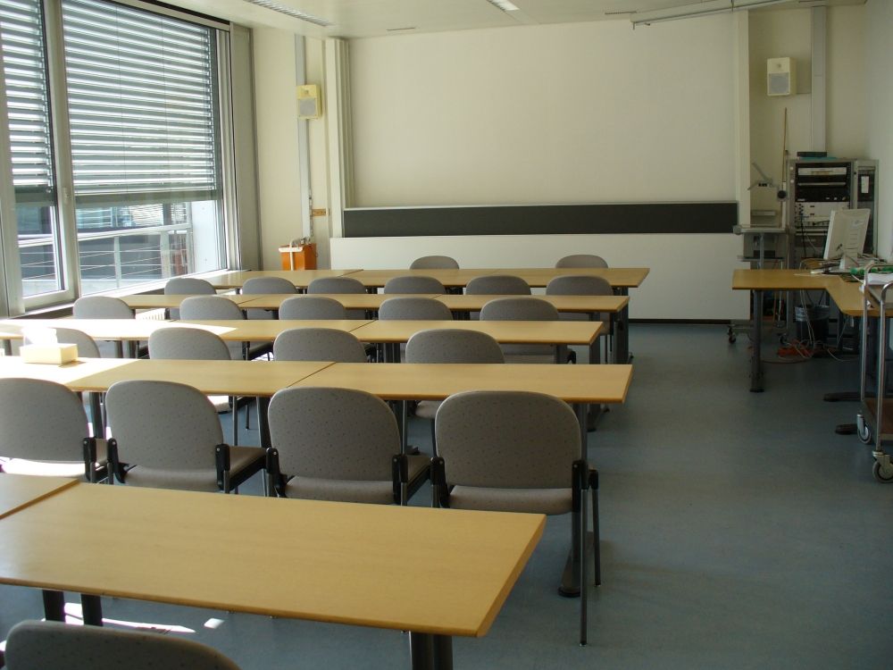 Seminarraum Y55-L-06: Sicht nach vorne in Richtung Dozent:in.