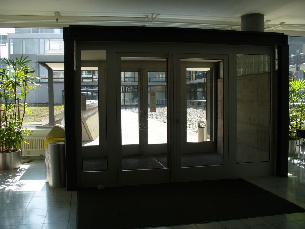 Y55, Stockwerk G: Haupteingang von aussen ins Gebäude Y55.