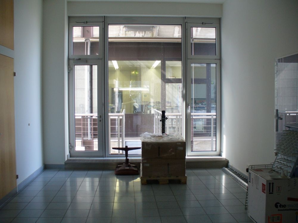 Y55-H, Balkon/Terrasse: Sicht auf Zugang zum Fluchtbalkon, rechts vom Lift aus gesehen.