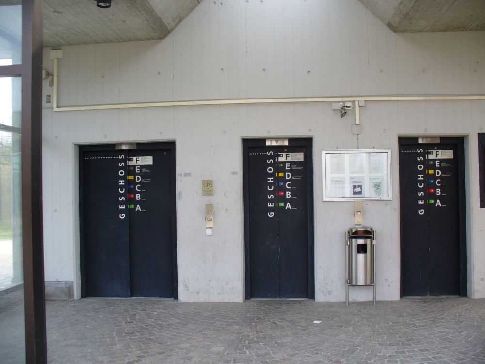 Y50, Gross, direkt neben den beiden kleineren.: Beschrieben wird hier der Lift links aussen.