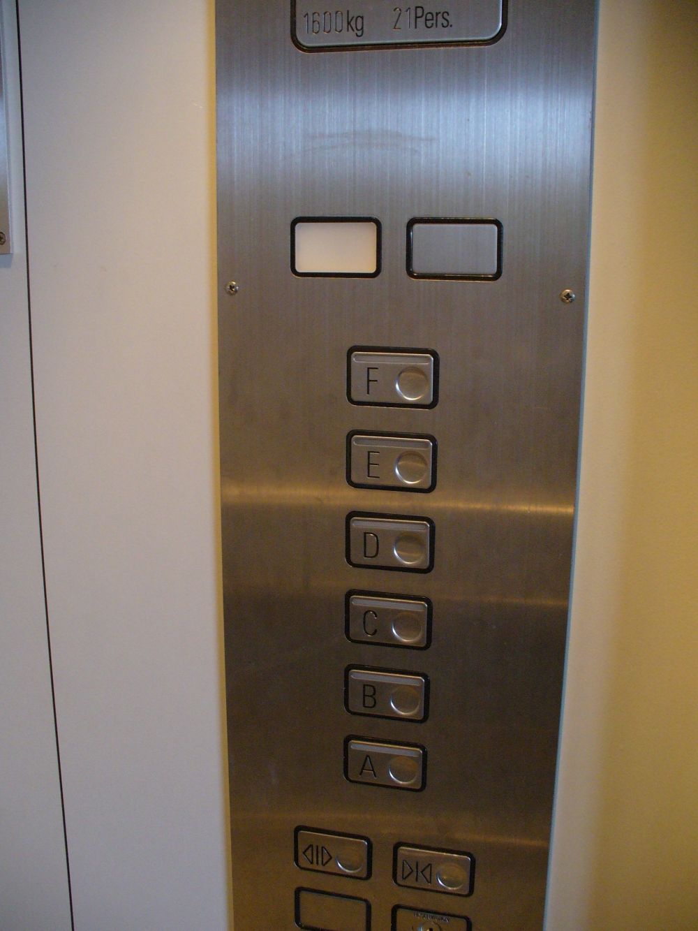 Y50, Gross, direkt neben den beiden kleineren.: Die Armatur des Liftes.