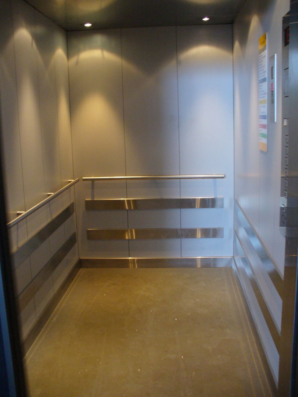 Y50, Gross, direkt neben den beiden kleineren.: Der Innenraum des Liftes.