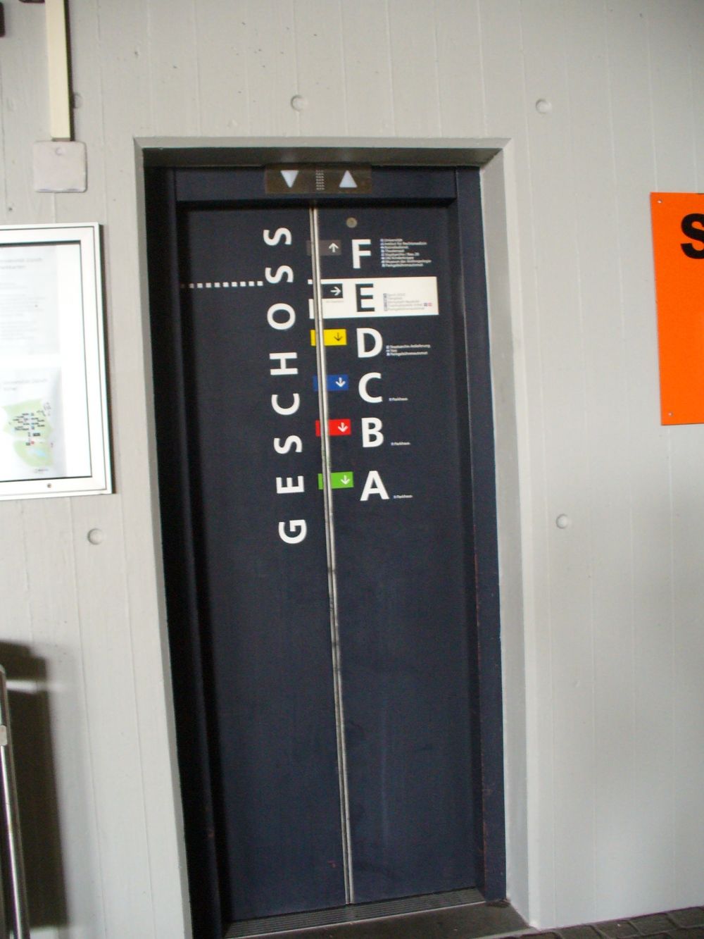 Y50, Zweier-Liftgruppe, direkt neben dem grossen Lift.: Sicht auf einen der beiden Lifte der Zweier-Liftgruppe.