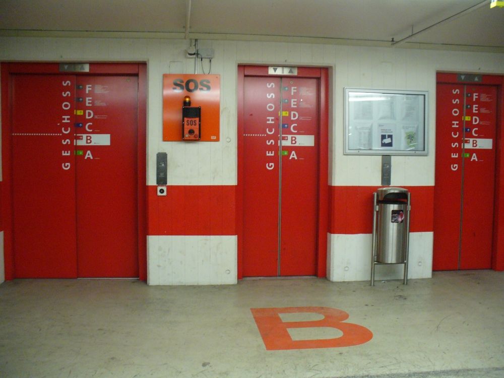 Y50, Stockwerk B: Sicht auf die drei Aufzüge.