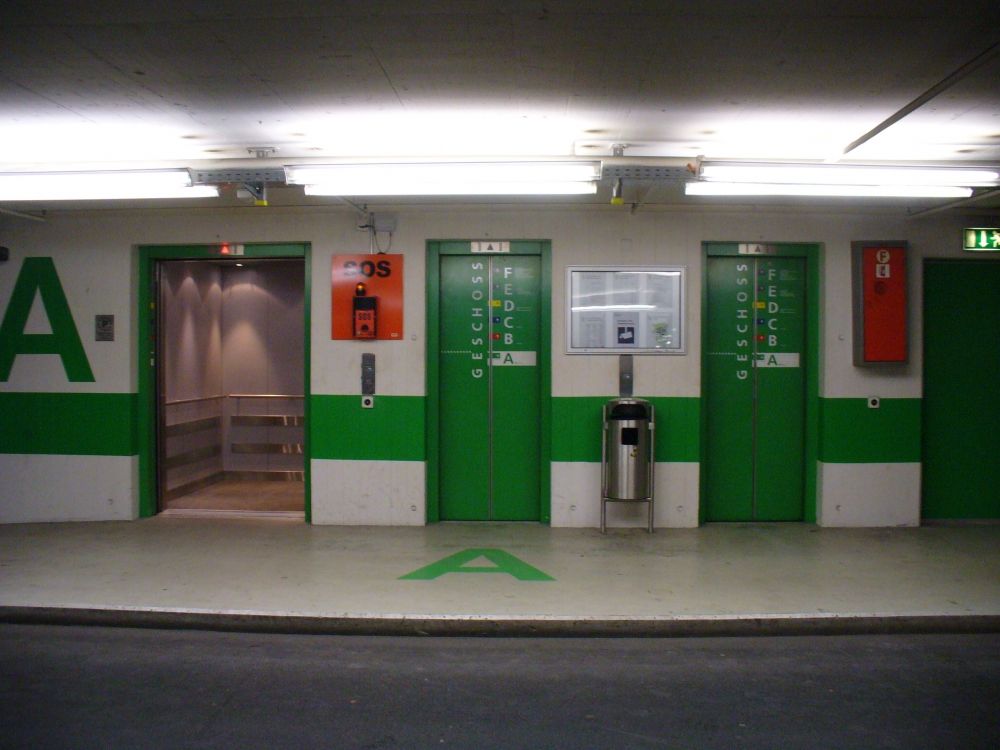 Y50, Stockwerk A: Sicht auf die drei Aufzüge.