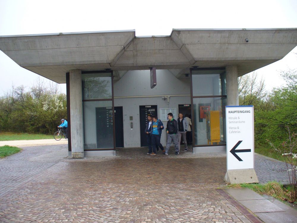 Y50, Stockwerk F: Sicht auf das Liftportal des Stockwerkes F, welches ins Freie führt.