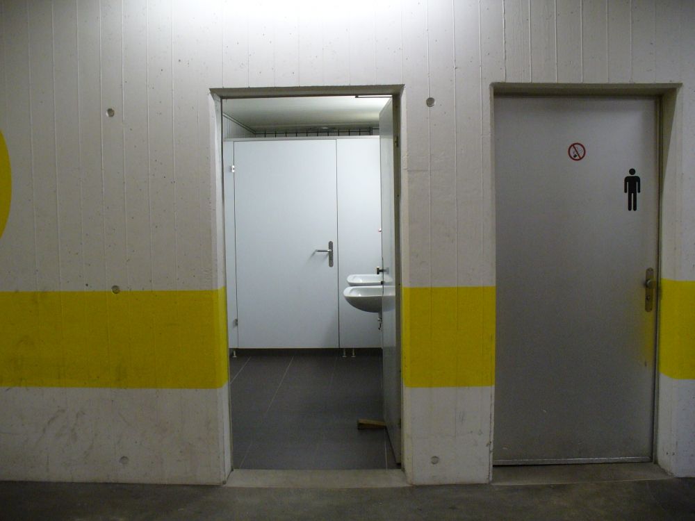 WC-Anlage Y50-D-09: Zugang zur Damen-Toilette, die an sich nur ein Rollstuhl-WC und drei Lavabos aufweist.
