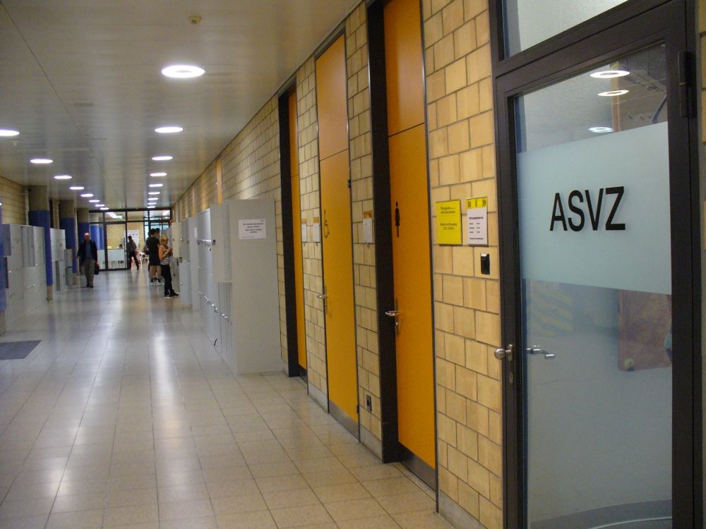 Y30, Stockwerk E: Die Schliessfächer.