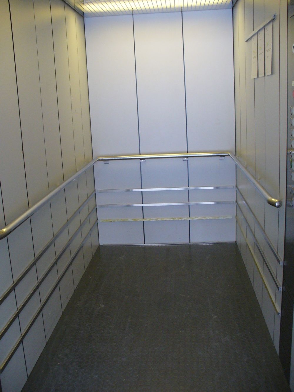 Y55, Warenlift: Innenraum.