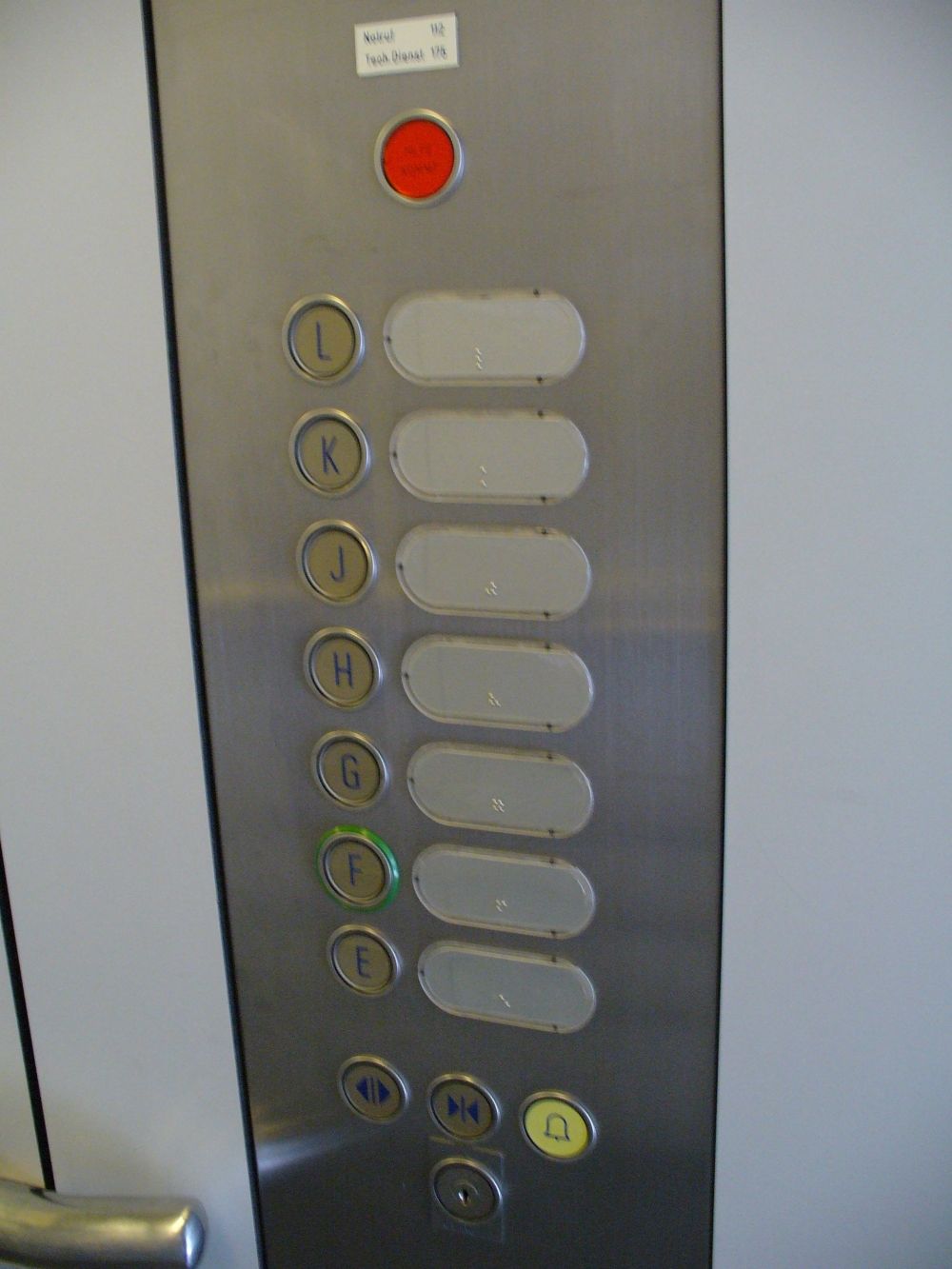 Y55, Warenlift: Sicht auf die Tasten.