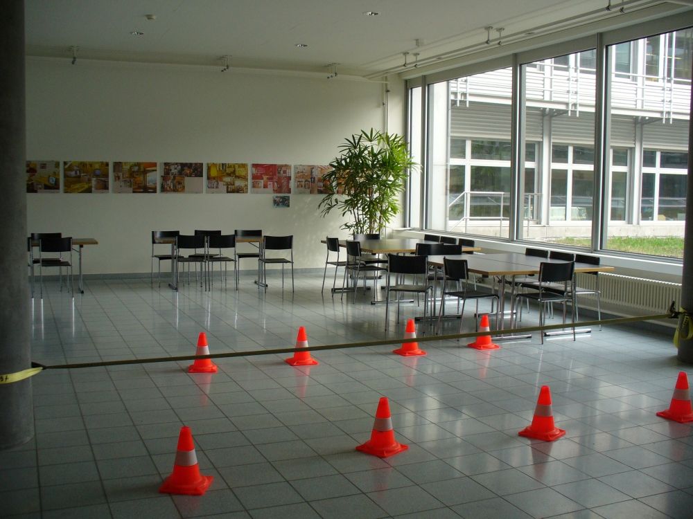 Y55, Stockwerk G: Foyer mit Tischen.